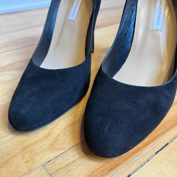 Diane von Furstenburg black suede almond toe stiletto heels size 10B - Picture 2 of 11